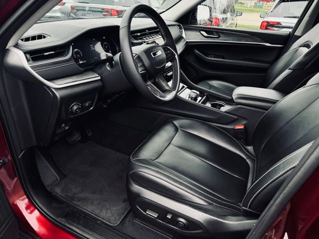 Certified 2024 Jeep Grand Cherokee Limited w/ Black Appearance Package AWD/4WD image 17