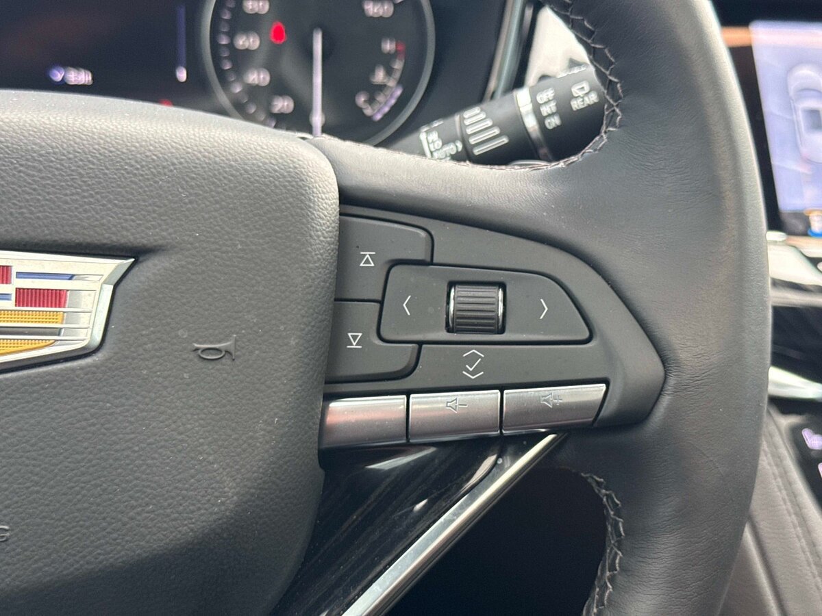 Used 2025 Cadillac XT6 Premium Luxury w/ Technology Package AWD/4WD image 32