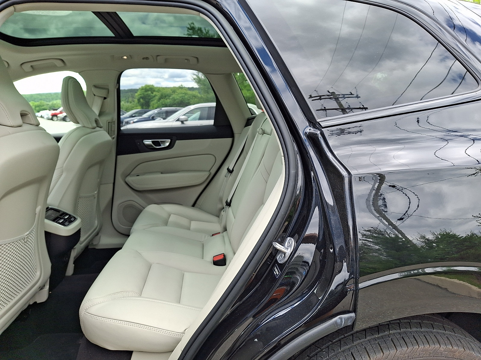 Certified 2023 Volvo XC60 B5 Ultimate w/ Climate Package AWD/4WD image 10