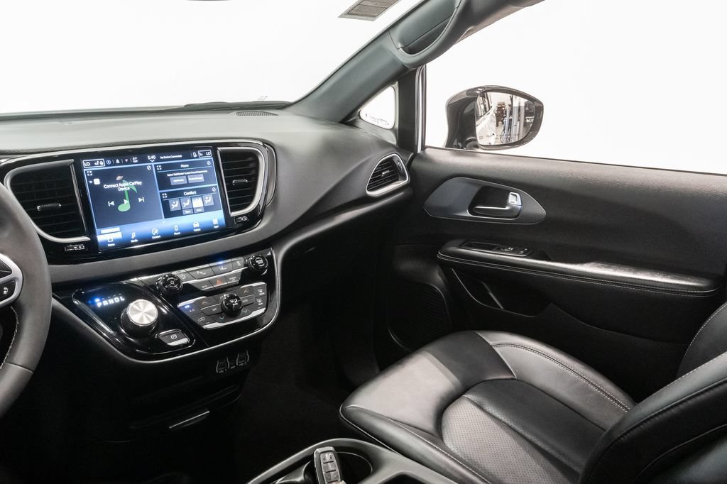 Used 2025 Chrysler Pacifica Select FWD image 11