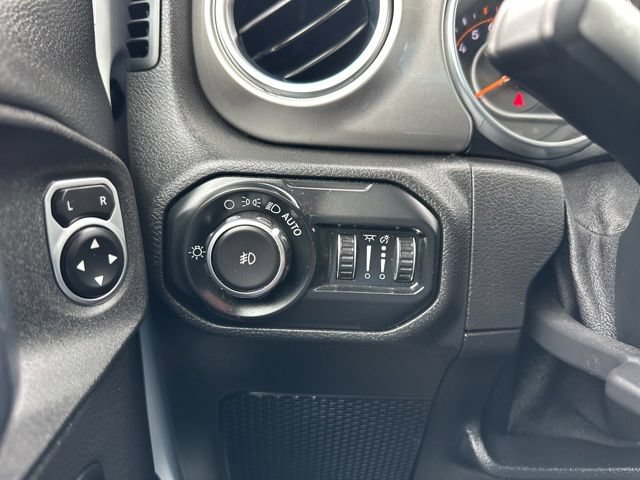 Used 2020 Jeep Wrangler Unlimited Sahara AWD/4WD image 22