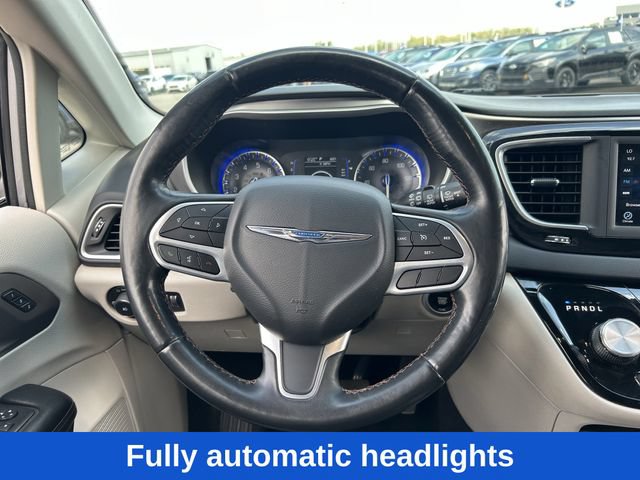 Used 2020 Chrysler Pacifica Touring-L FWD image 10