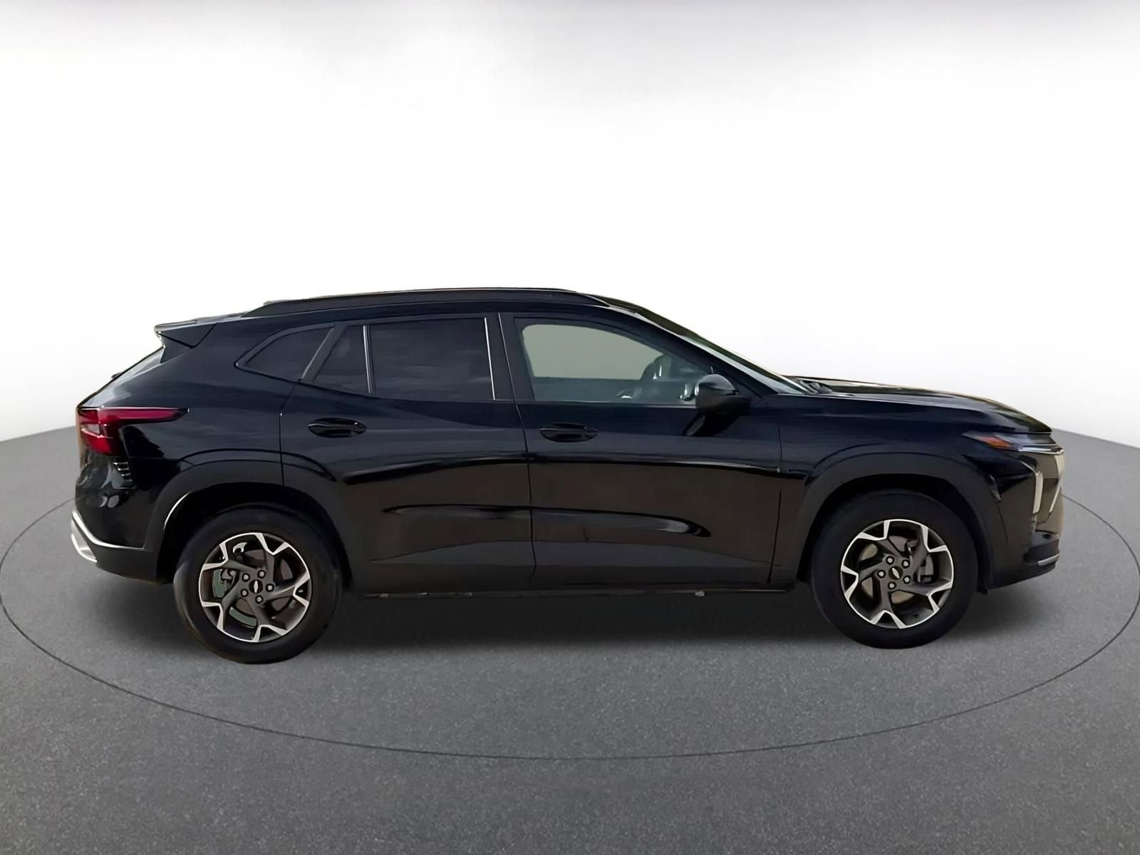 Used 2025 Chevrolet Trax LT FWD image 16