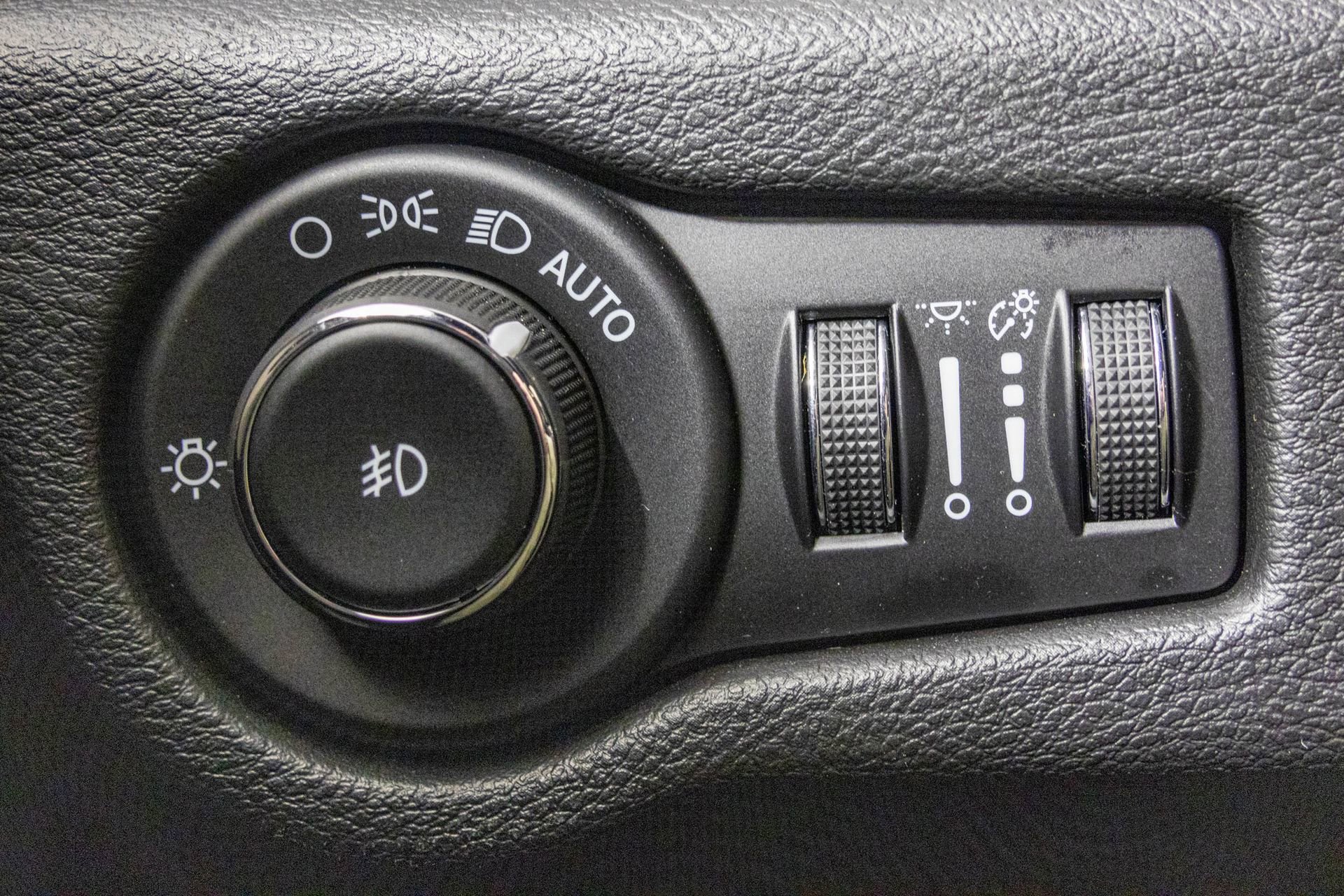 Used 2023 Chrysler Pacifica Limited w/ Uconnect Theater Family Group image 37