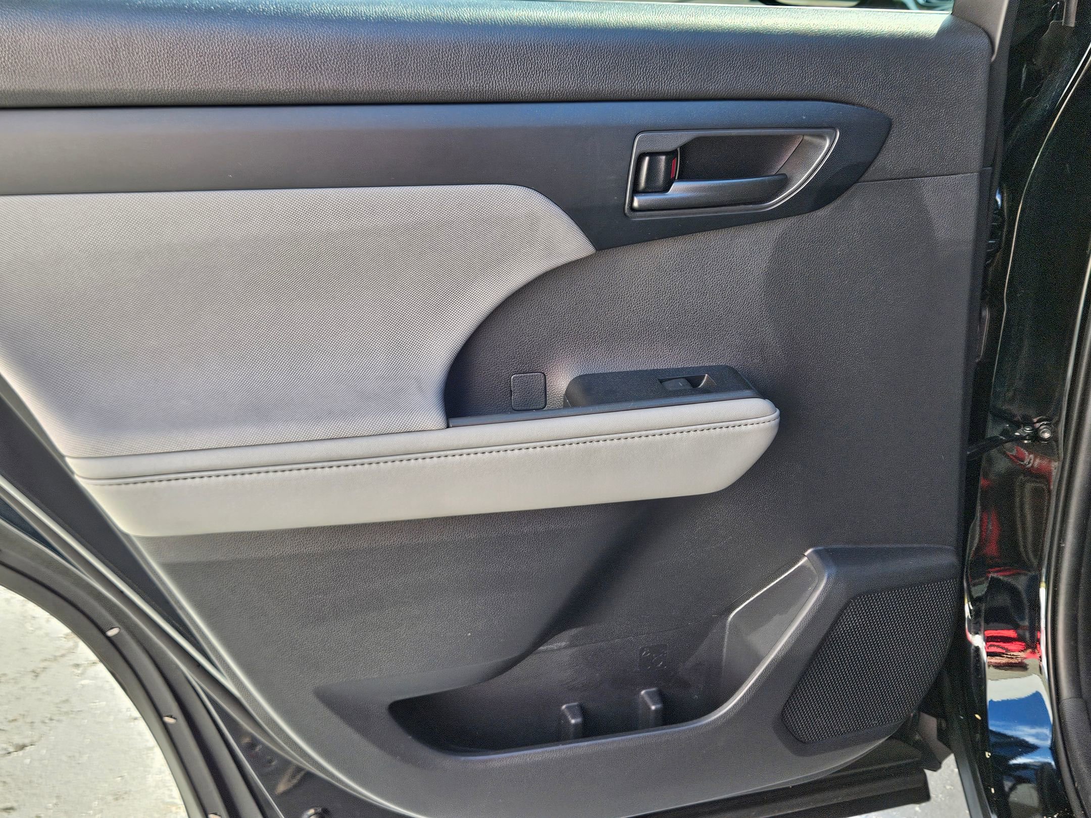 Used 2020 Toyota Highlander LE image 22