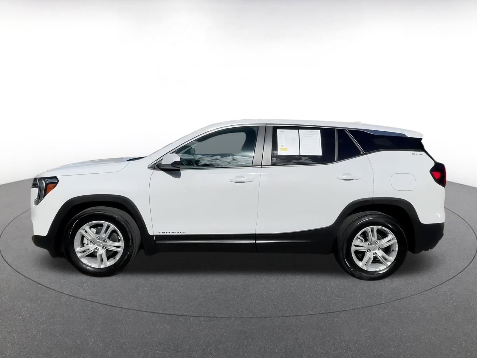 Used 2024 GMC Terrain SLE image 9