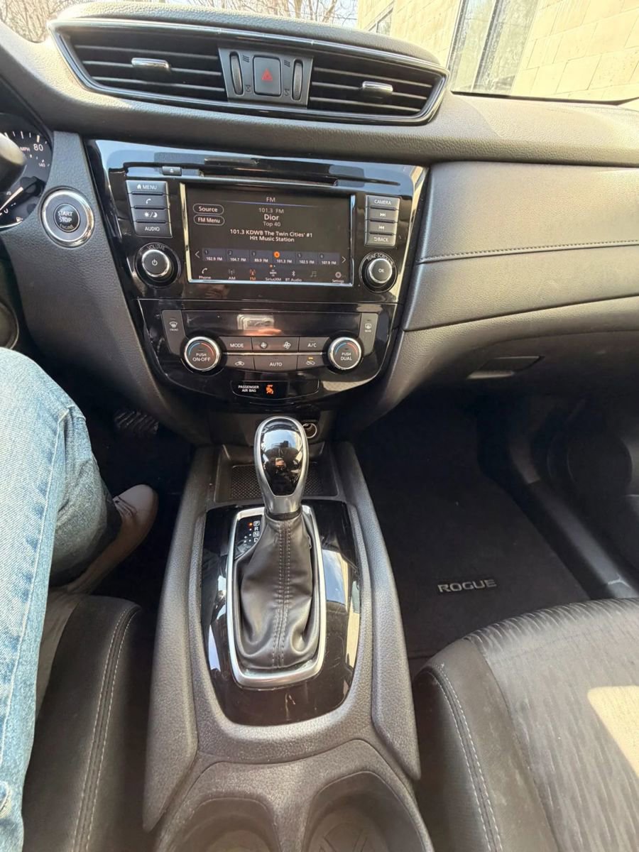 Used 2020 Nissan Rogue SV image 10