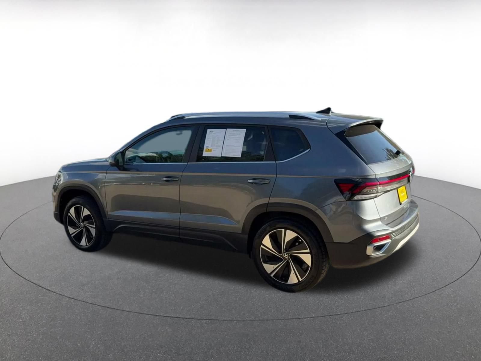 Used 2026 Volkswagen Taos SE AWD/4WD image 8