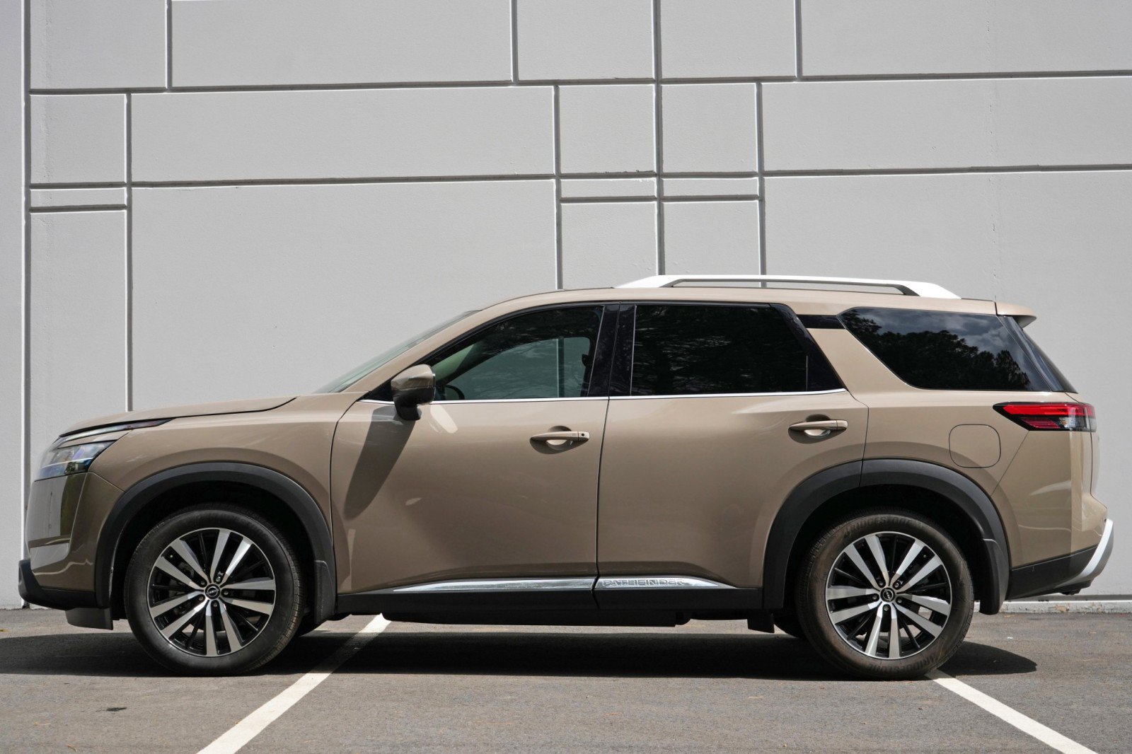 Used 2024 Nissan Pathfinder Platinum FWD image 8