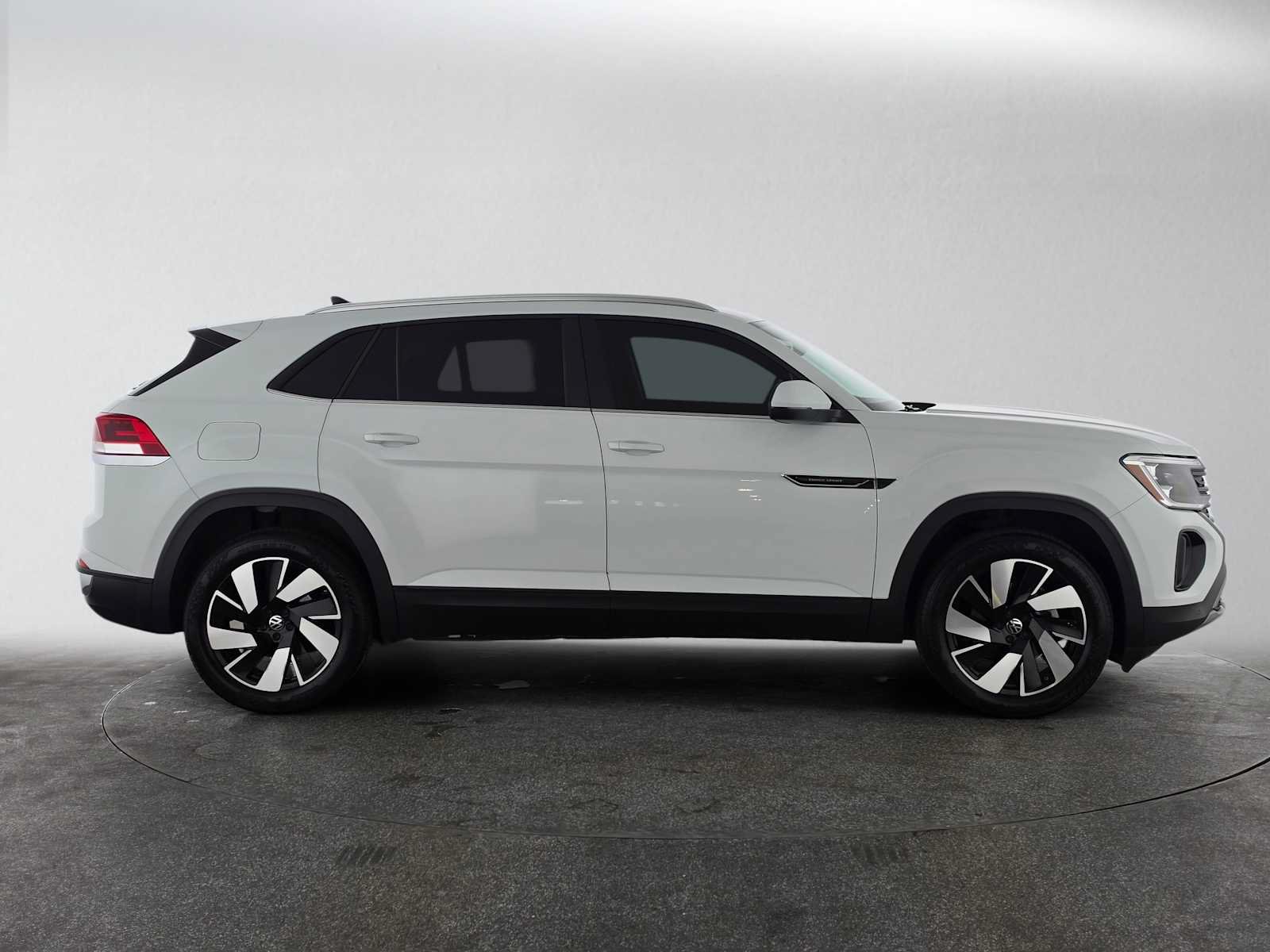 Used 2024 Volkswagen Atlas Cross Sport SE FWD image 6