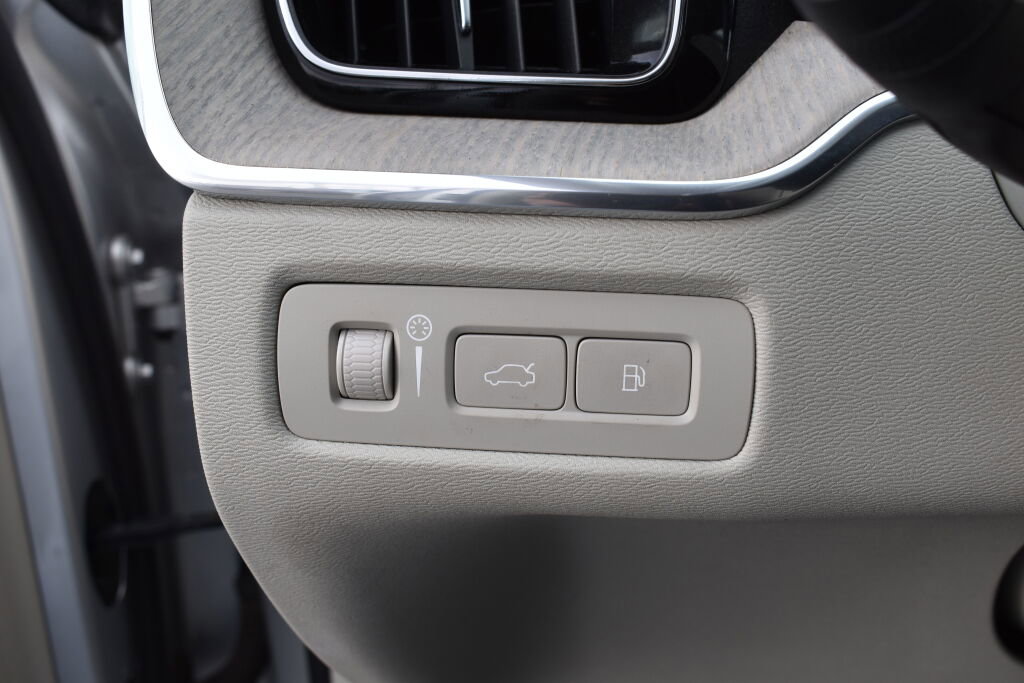 Used 2018 Volvo XC60 T8 Inscription w/ Vision Package image 18