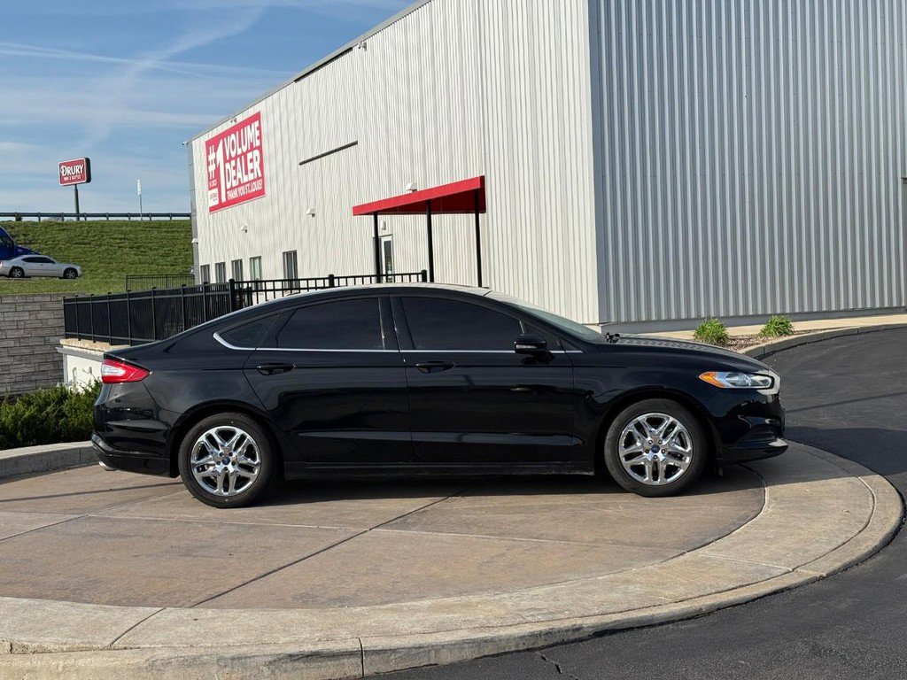 Used 2016 Ford Fusion SE image 2