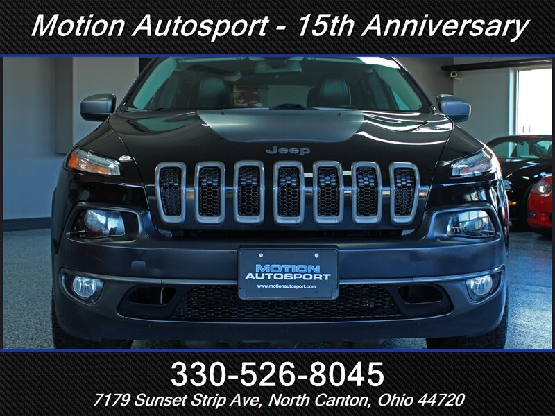 Used 2016 Jeep Cherokee Trailhawk AWD/4WD image 3