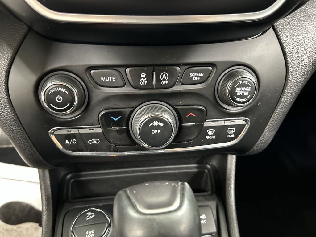 Used 2021 Jeep Cherokee Latitude Lux w/ Trailer Tow Group AWD/4WD image 16