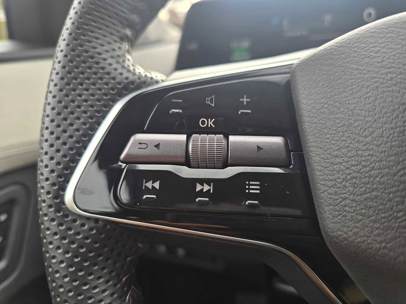 Used 2024 Nissan Ariya FWD image 33