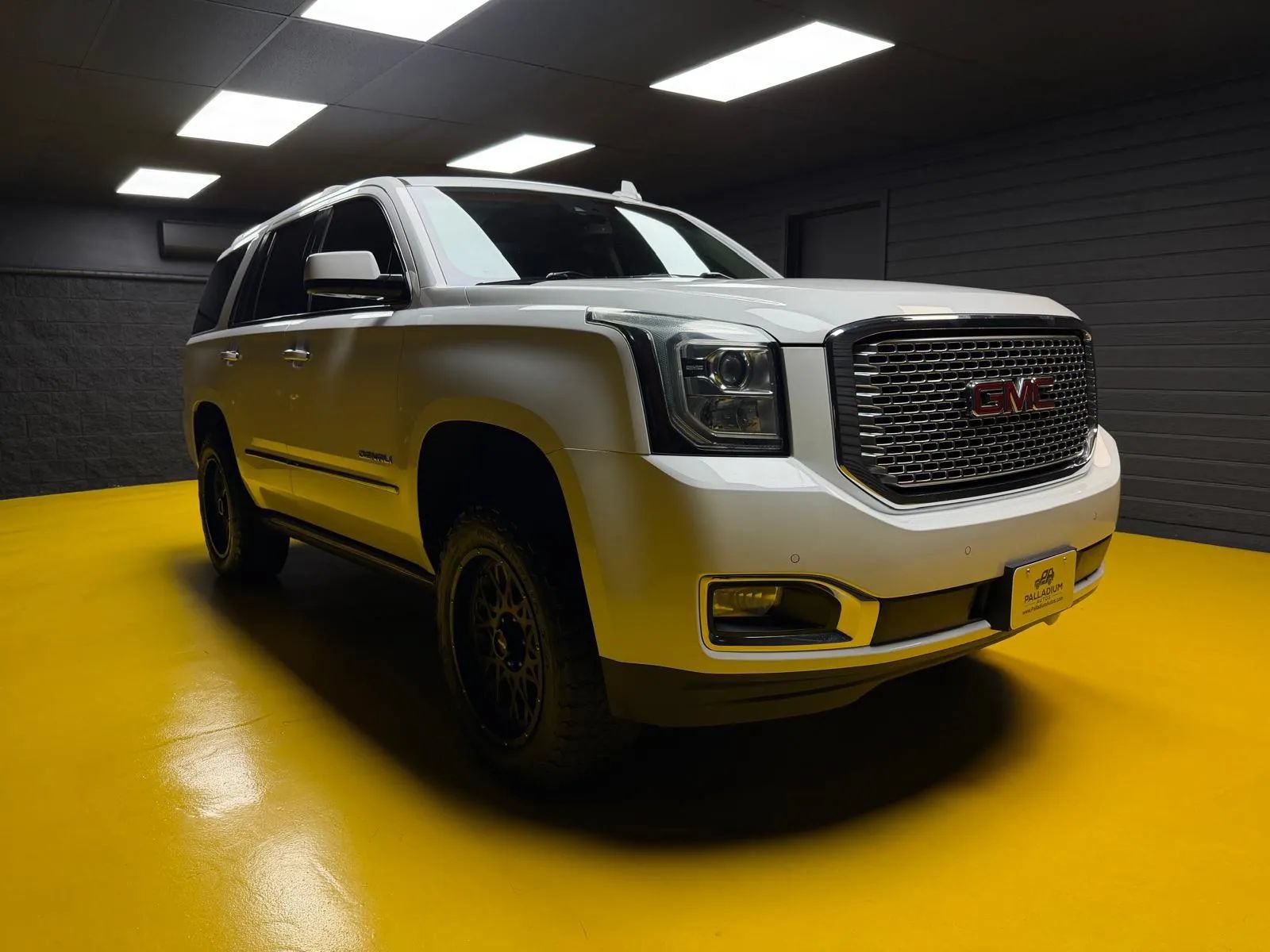 Used 2015 GMC Yukon Denali w/ Premium Package RWD image 3