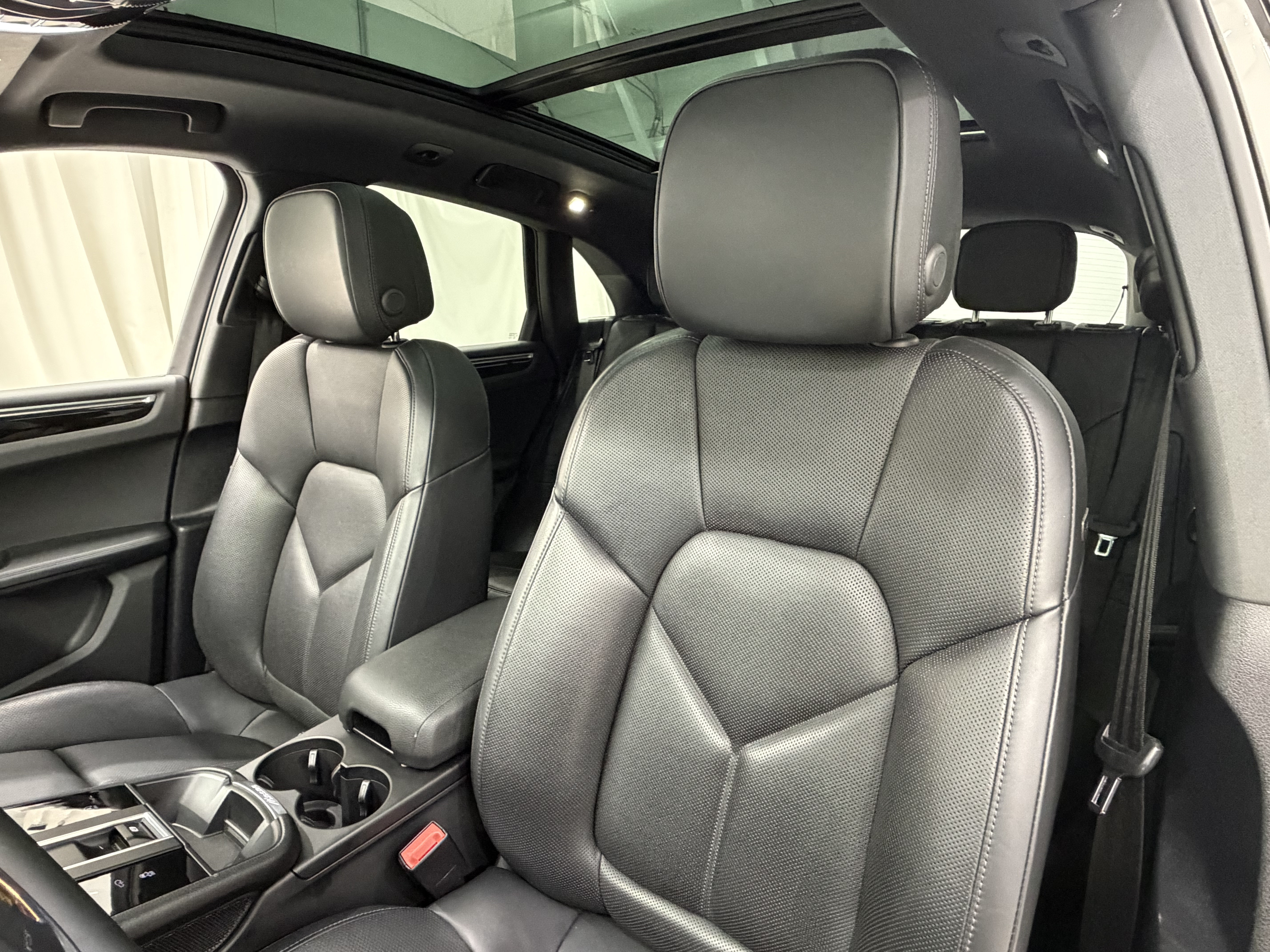 Certified 2023 Porsche Macan S AWD/4WD image 33