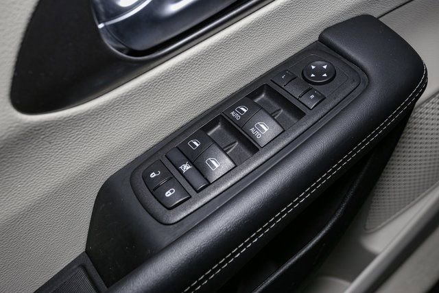 Used 2024 Chrysler Pacifica Touring-L FWD image 34