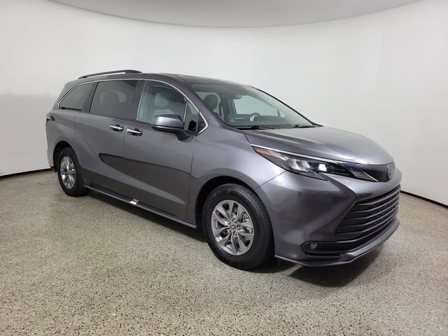 Used 2025 Toyota Sienna XLE image 4