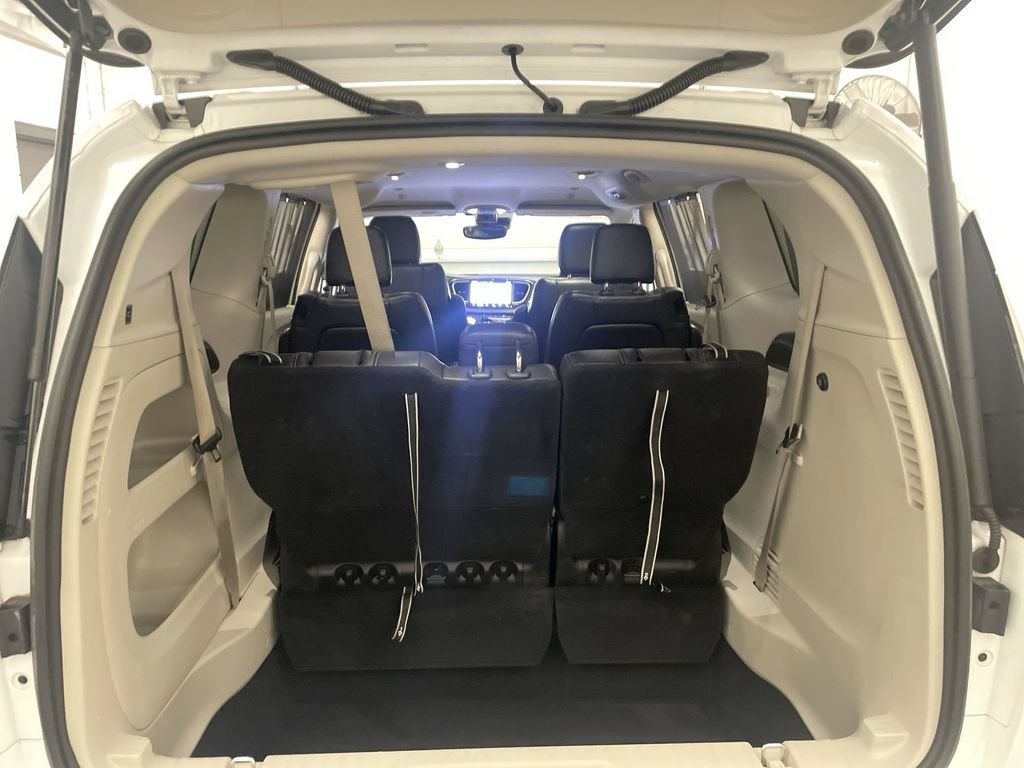 Used 2022 Chrysler Pacifica Touring-L FWD image 18