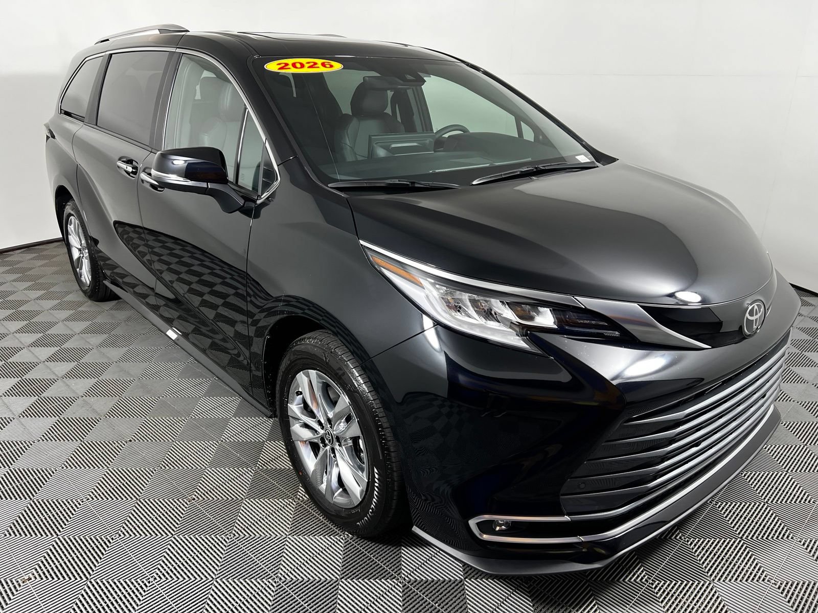 Used 2026 Toyota Sienna Limited FWD image 3