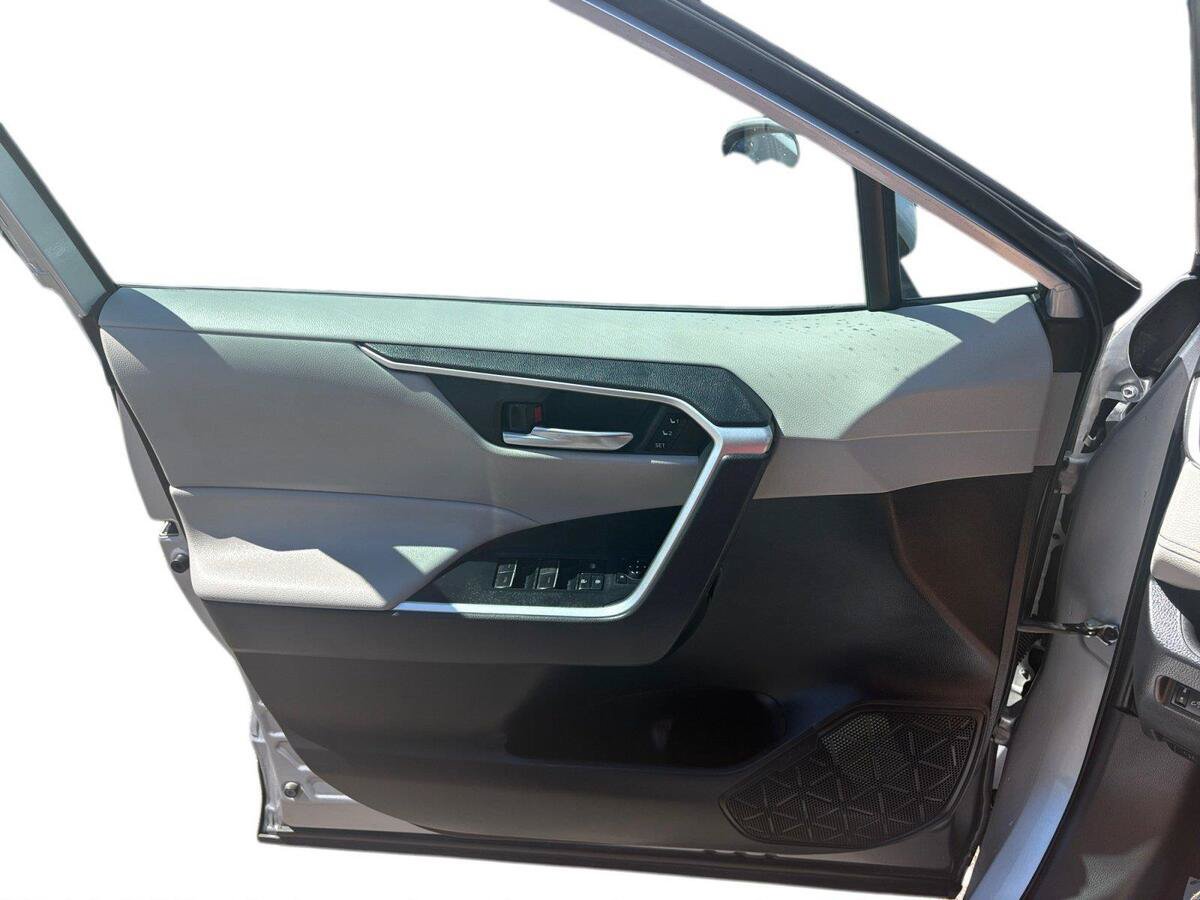 Used 2022 Toyota RAV4 XLE Premium AWD/4WD image 17