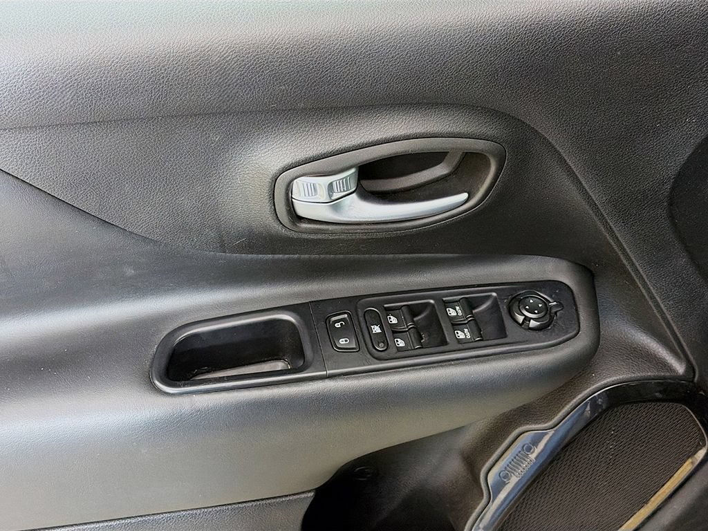 Used 2018 Jeep Renegade Altitude AWD/4WD image 25