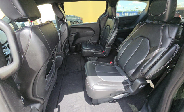 Used 2025 Chrysler Pacifica Select FWD image 13