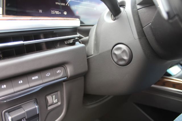 Used 2025 Cadillac Escalade ESV Sport Platinum w/ LPO, Floor Liner Package AWD/4WD image 30
