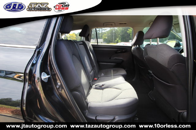 Used 2021 Toyota Highlander LE FWD image 12