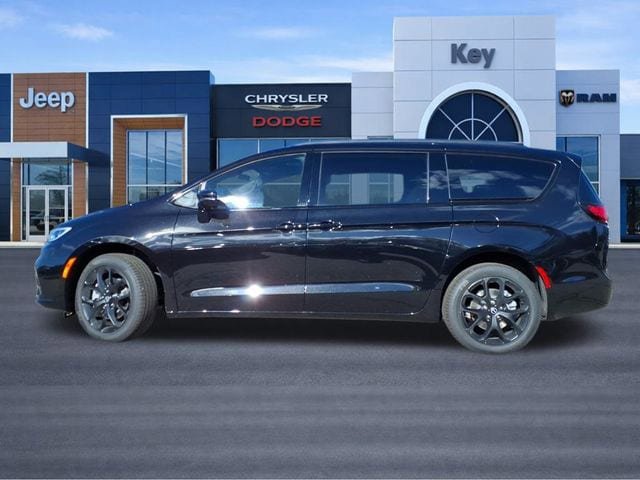 New 2026 Chrysler Pacifica Limited w/ S Appearance Package AWD/4WD image 3