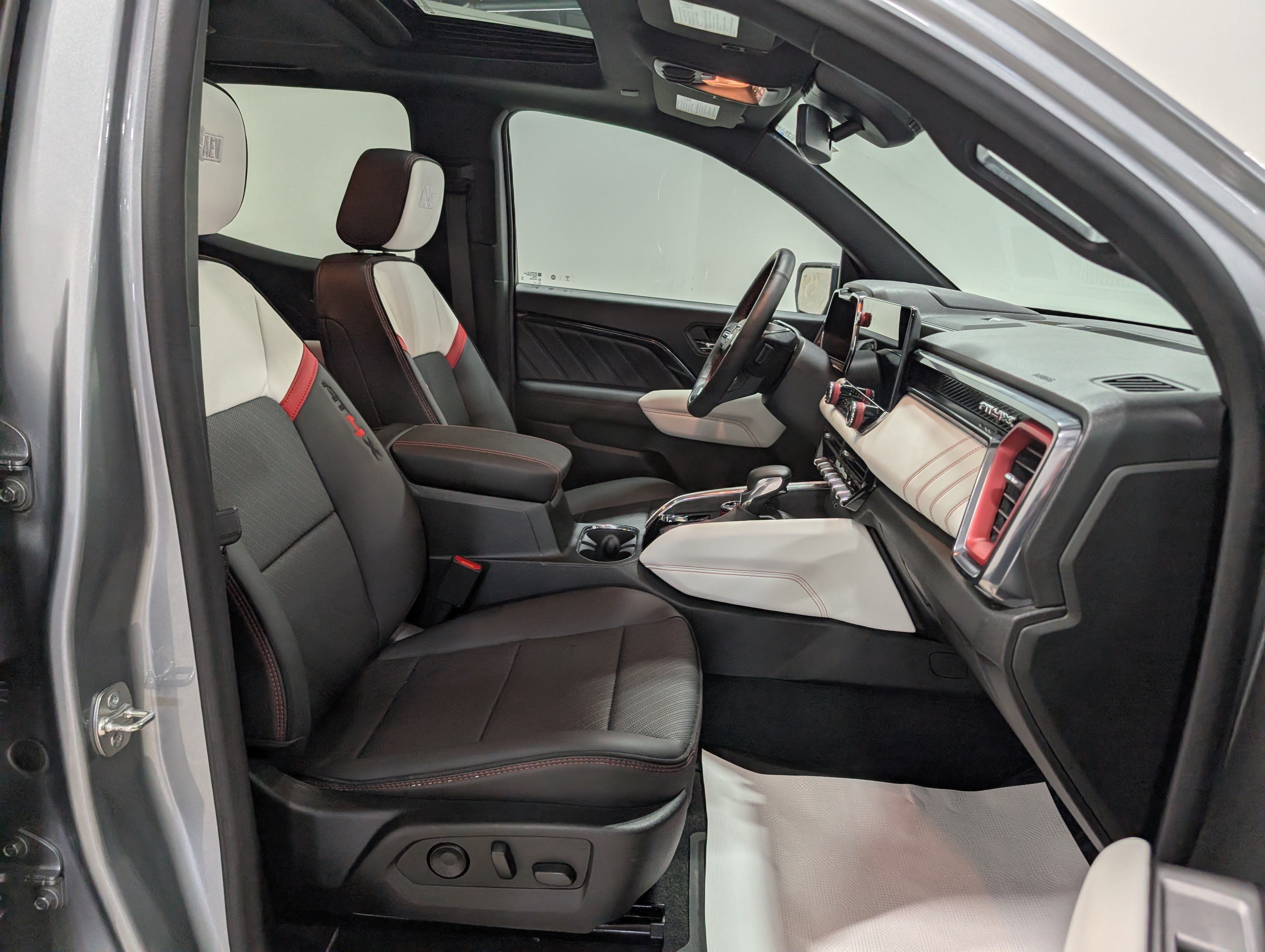 Used 2024 GMC Canyon AT4X w/ AT4X AEV Edition AWD/4WD image 18