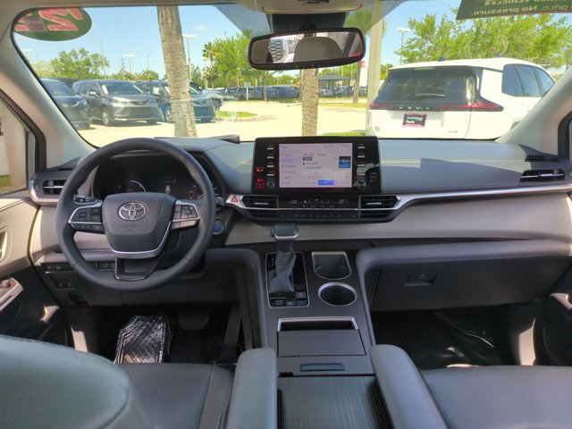 Used 2022 Toyota Sienna XLE image 17