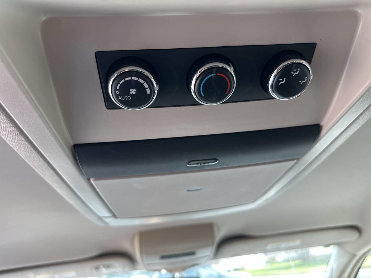 Used 2016 Chrysler Town & Country Touring w/ Driver Convenience Group image 14