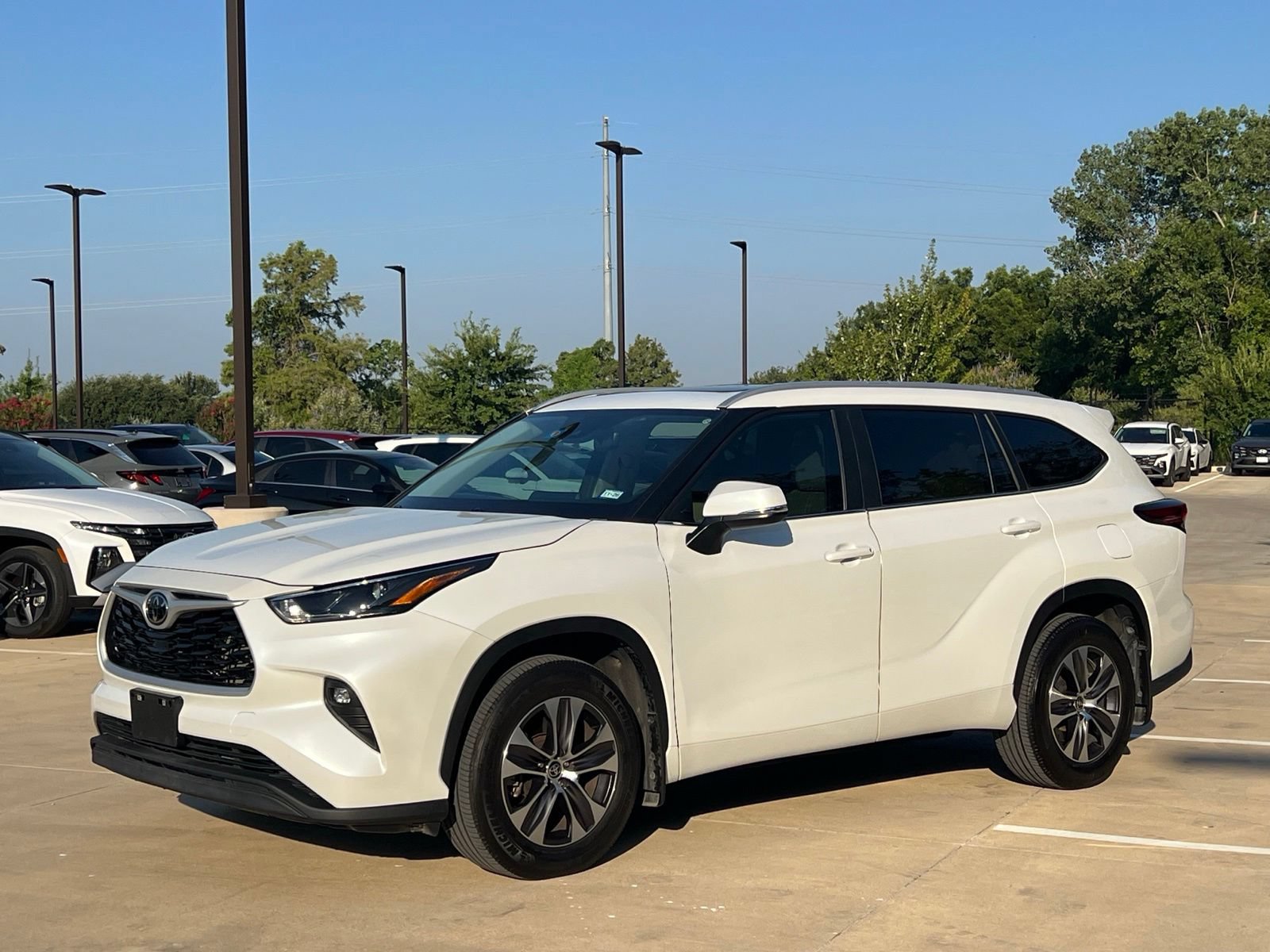 Used 2023 Toyota Highlander XLE FWD image 5