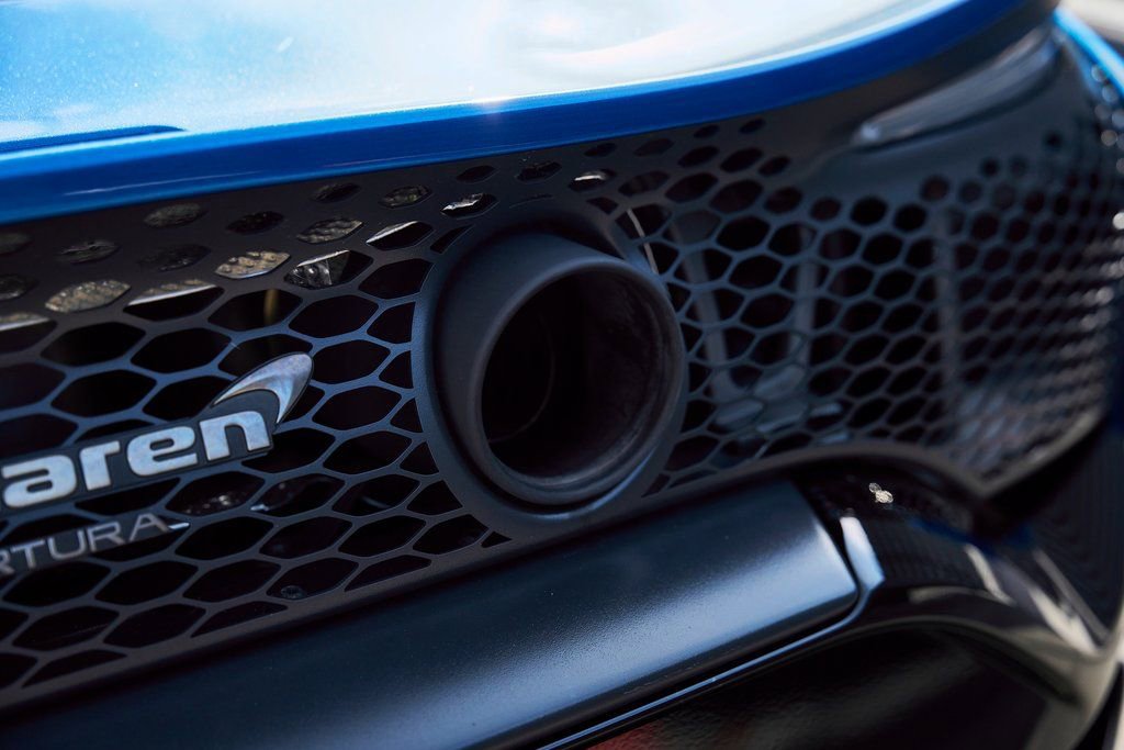 Used 2025 McLaren Artura Spider RWD image 17