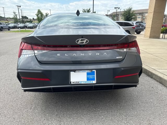 Used 2025 Hyundai Elantra Limited FWD image 3