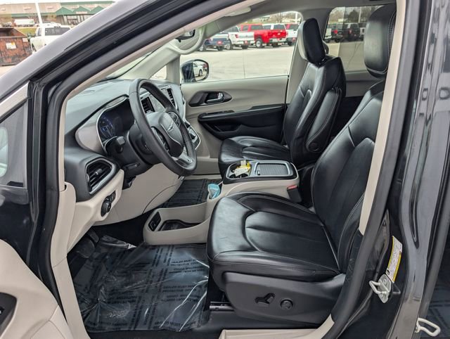 Used 2024 Chrysler Pacifica Touring-L image 2