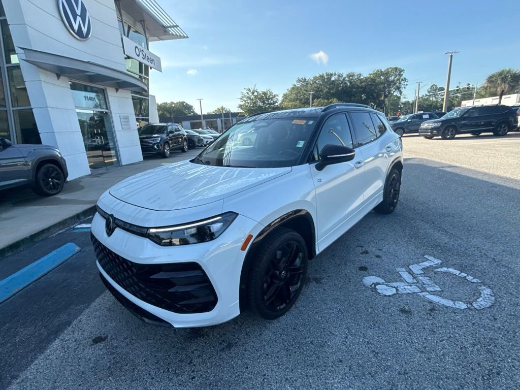 Certified 2025 Volkswagen Tiguan SE R-Line AWD/4WD image 4
