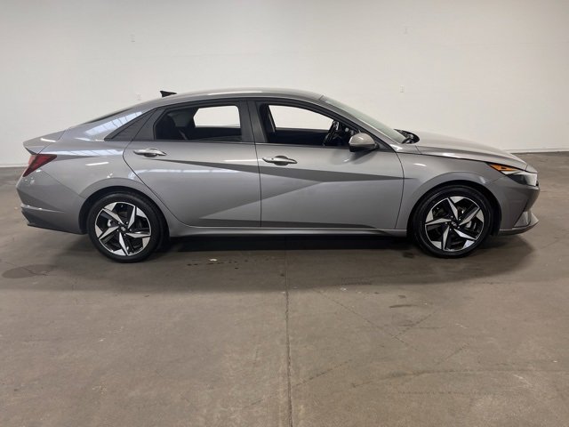 Used 2023 Hyundai Elantra SEL w/ Convenience Package image 2