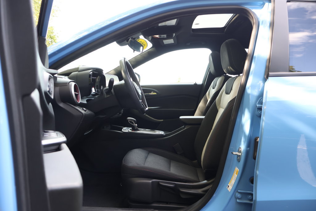 Certified 2024 Chevrolet Trax RS w/ Sunroof Package FWD image 33