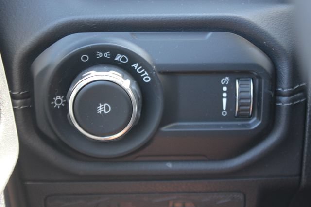 Used 2025 Jeep Wrangler Unlimited Sahara AWD/4WD image 17