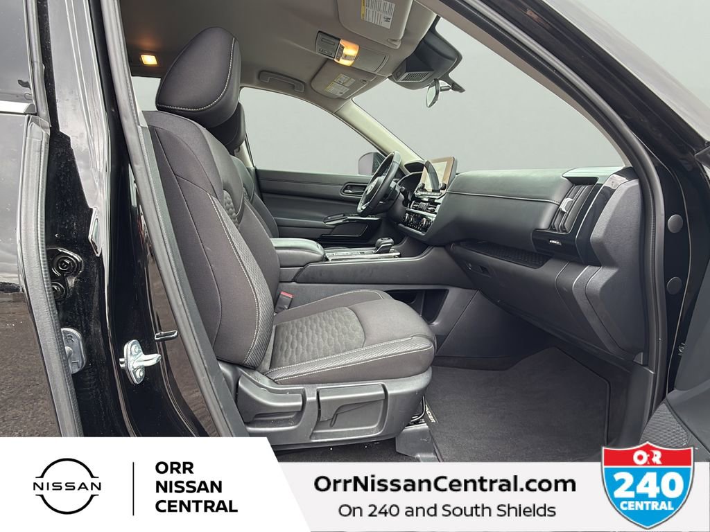 Used 2025 Nissan Pathfinder SV image 11