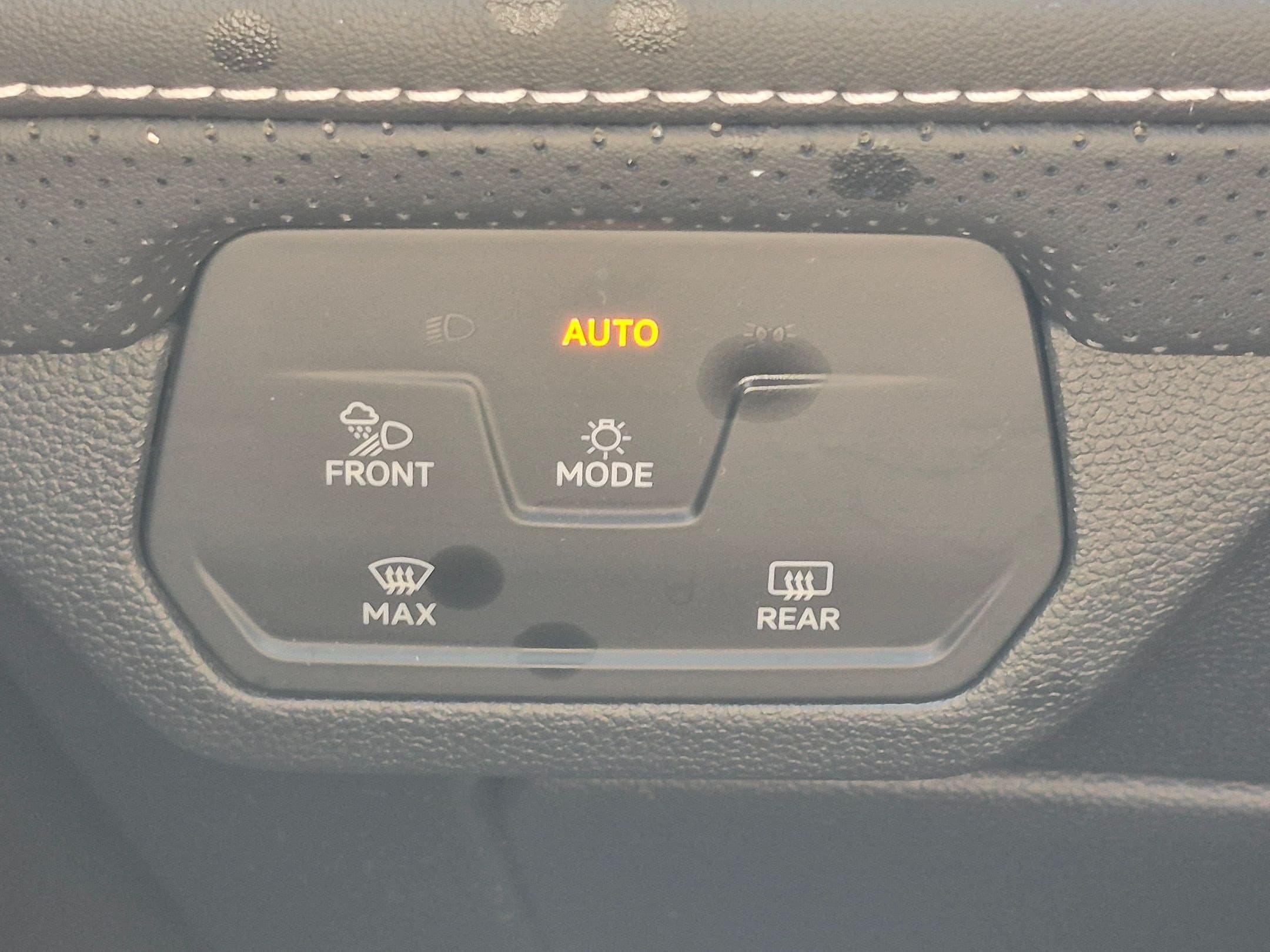 Used 2024 Volkswagen Atlas SE w/ Panoramic Sunroof Package FWD image 18