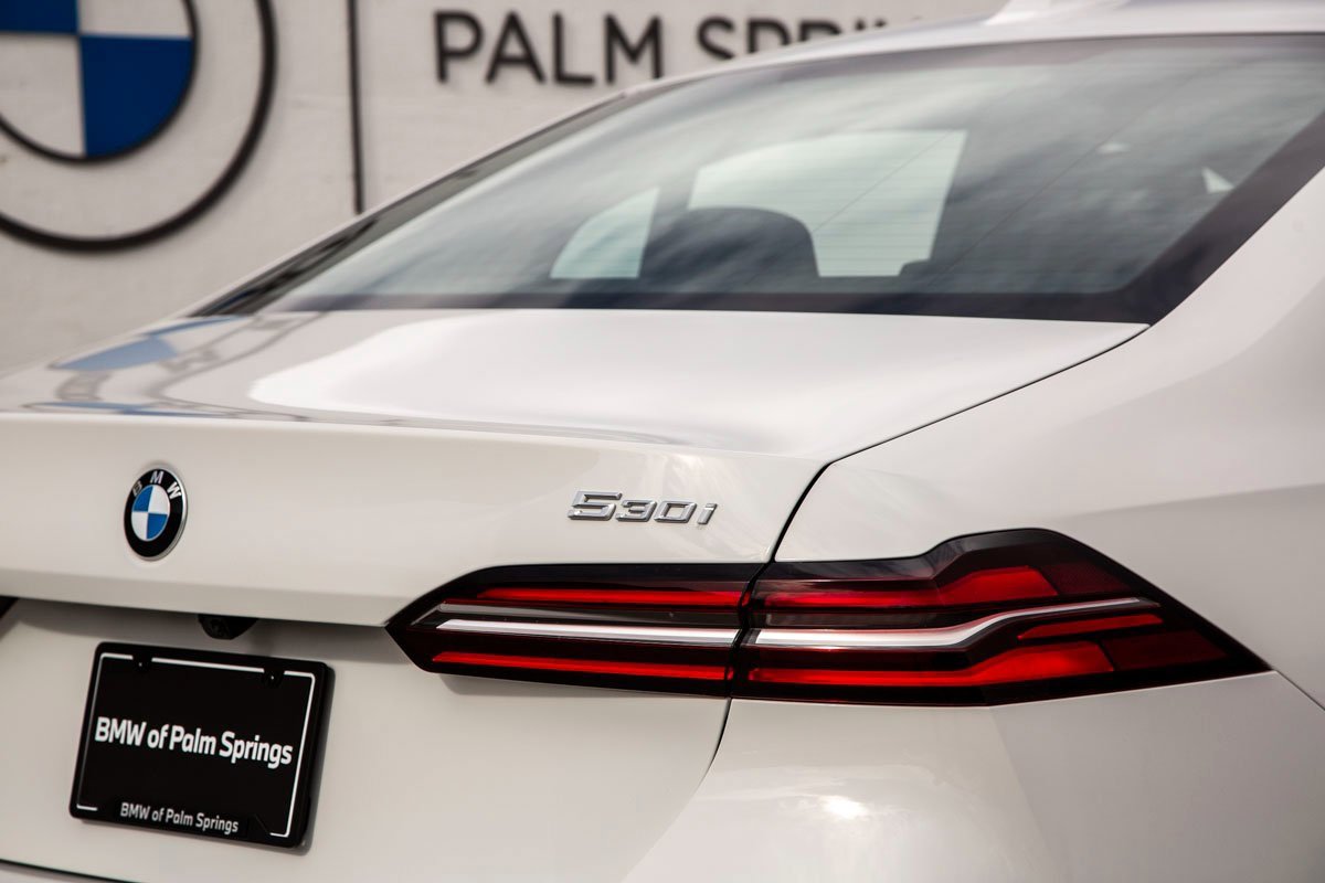 Used 2025 BMW 530i xDrive 530i xDrive w/ Premium Package image 9