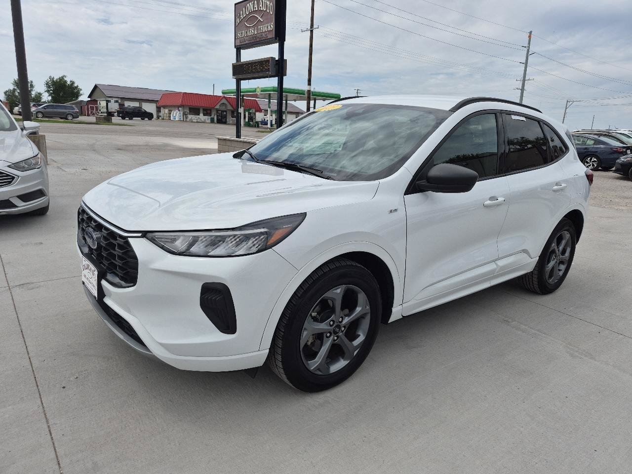 Used 2023 Ford Escape ST-Line AWD/4WD image 2
