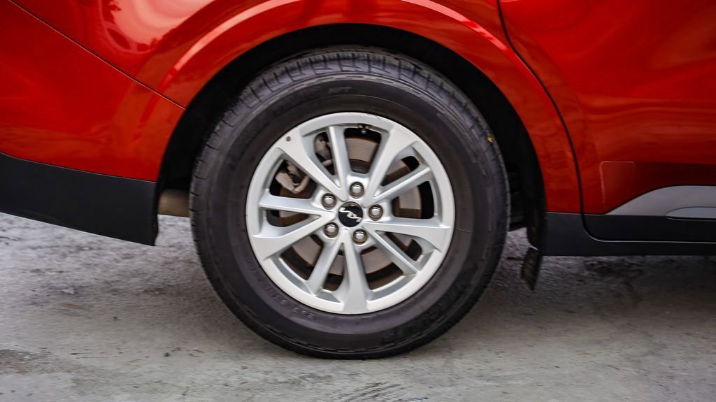 Used 2024 Kia Carnival LX image 12