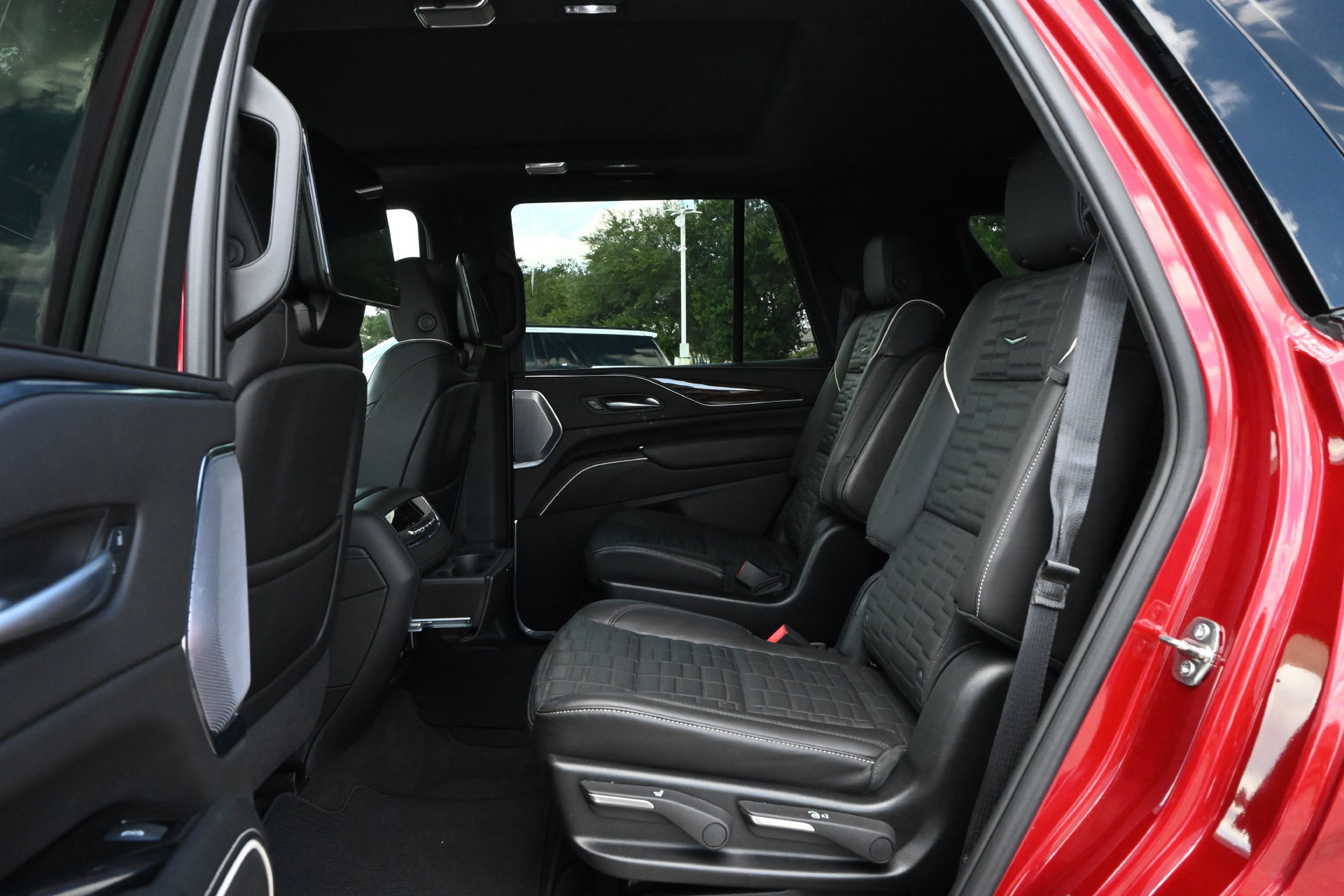 Certified 2024 Cadillac Escalade Sport Platinum w/ LPO, ONYX Package AWD/4WD image 19