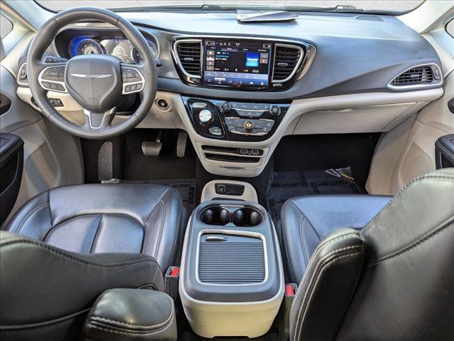 Used 2023 Chrysler Pacifica Touring-L image 16