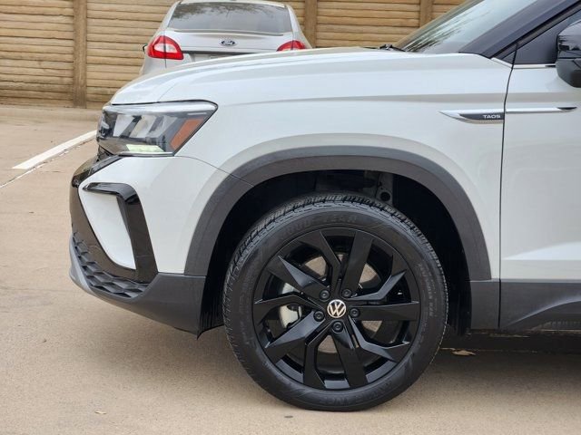 Used 2023 Volkswagen Taos SE w/ Panoramic Sunroof Package image 16